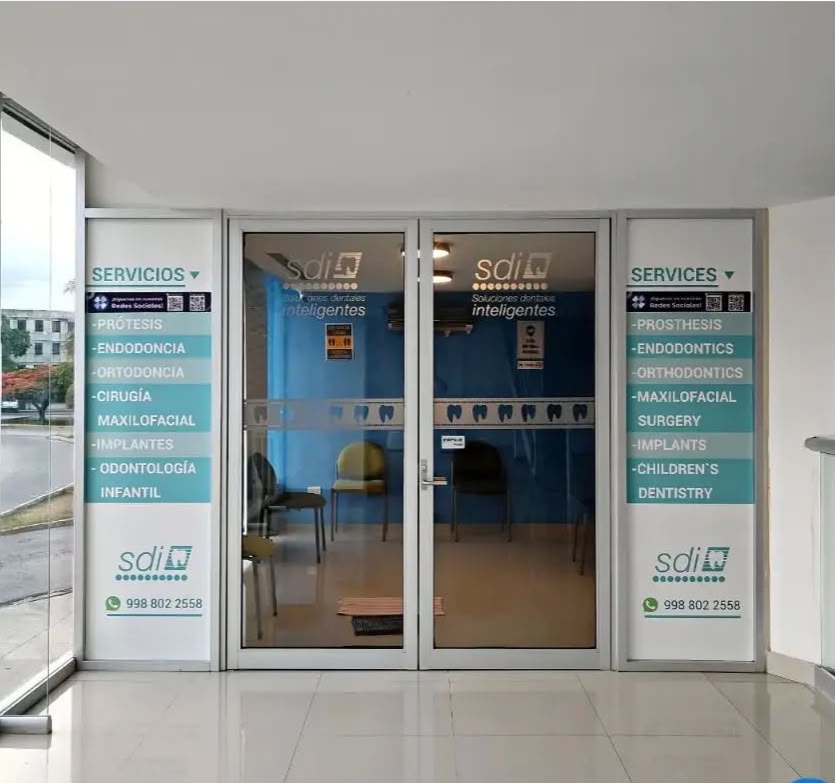 Recepción de la clínica dental con diseño moderno y luminoso