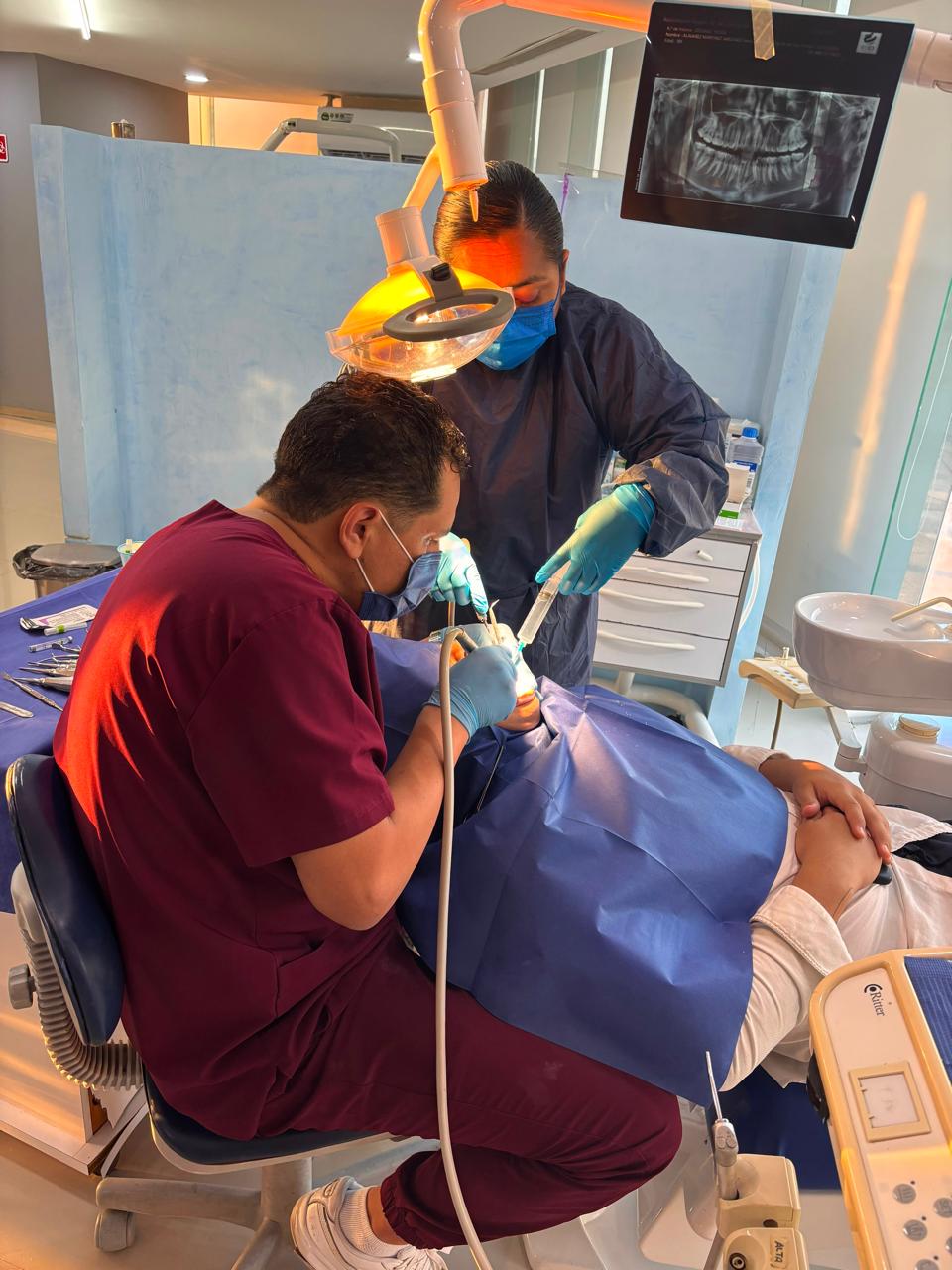 Interior de la clínica dental con salas de tratamiento amplias y luminosas