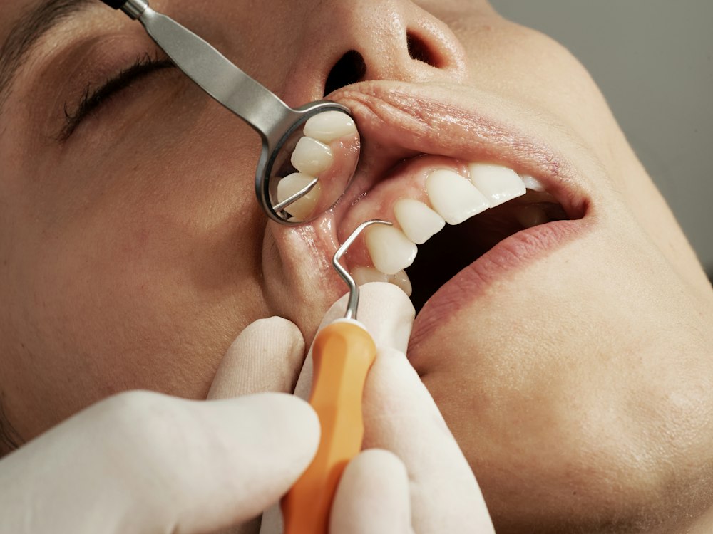 Dentista revisando un procedimiento de cerca con instrumental de precisión