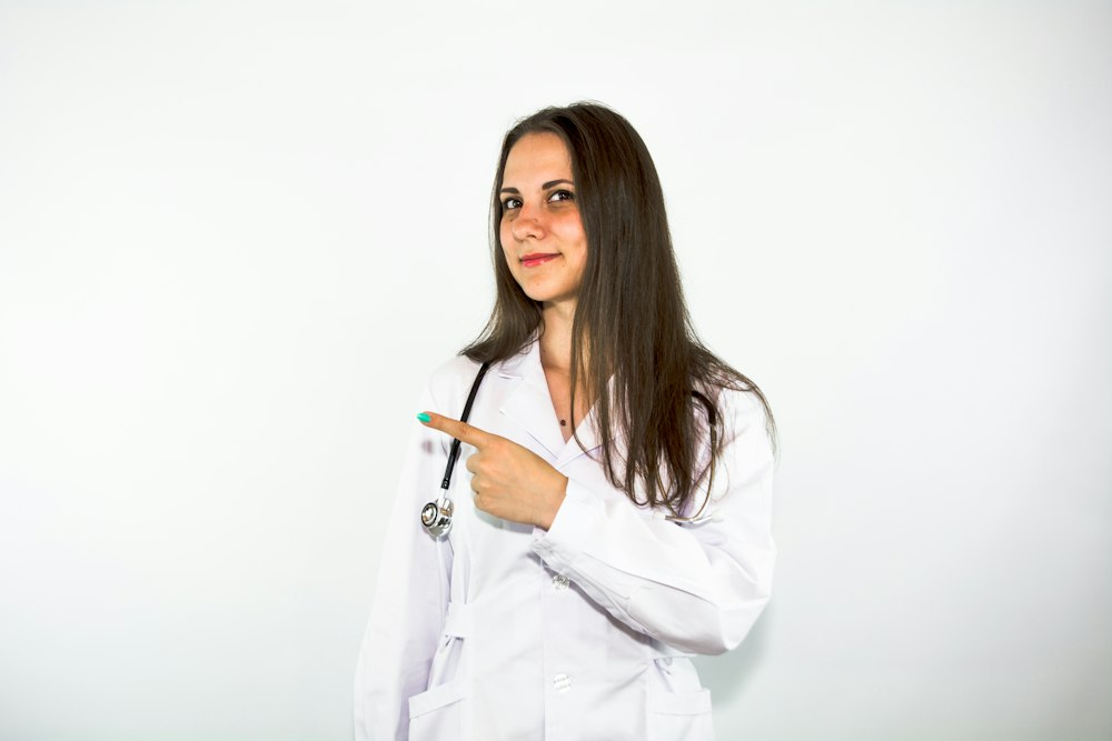 Dentista sonriente lista para atender a un paciente