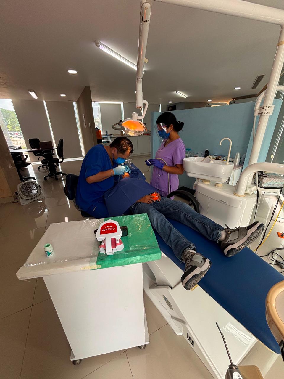 Mesa de trabajo dental con instrumental de precisión